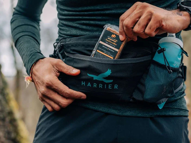 Pelari memakai running belt untuk menyimpan barangnya Pelari memakai running belt untuk menyimpan barangnya