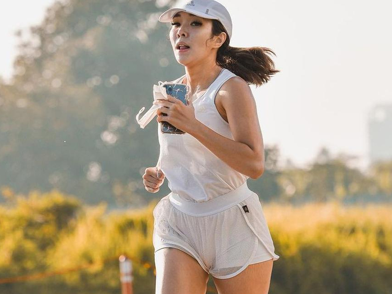 Pelari menggunakan topi dan headband untuk menjaga kenyamanan berlari Pelari menggunakan topi dan headband untuk menjaga kenyamanan berlari