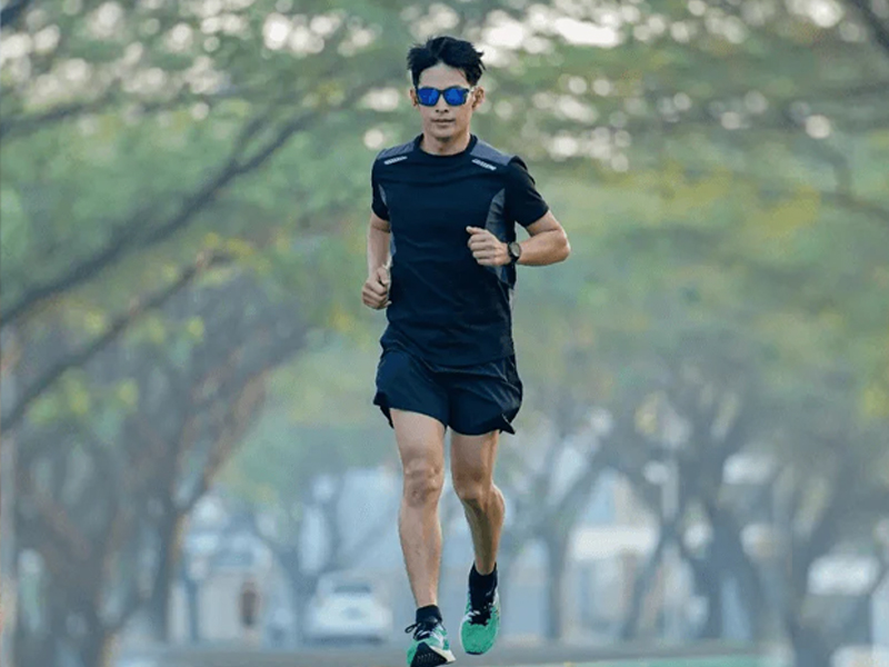 Seorang pelari memakai apparel lengkap saat berlari Seorang pelari memakai apparel lengkap saat berlari