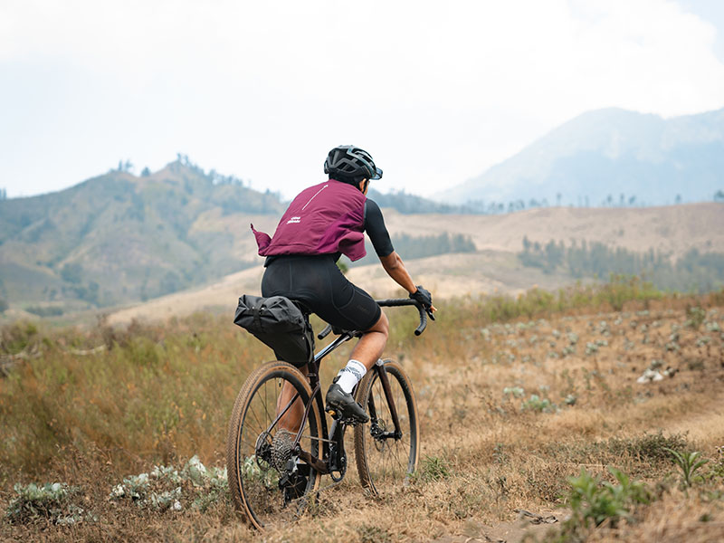 Pesepeda jarak jauh bersiap melaju dengan semua perlengkapannya Pesepeda jarak jauh bersiap melaju dengan semua perlengkapannya