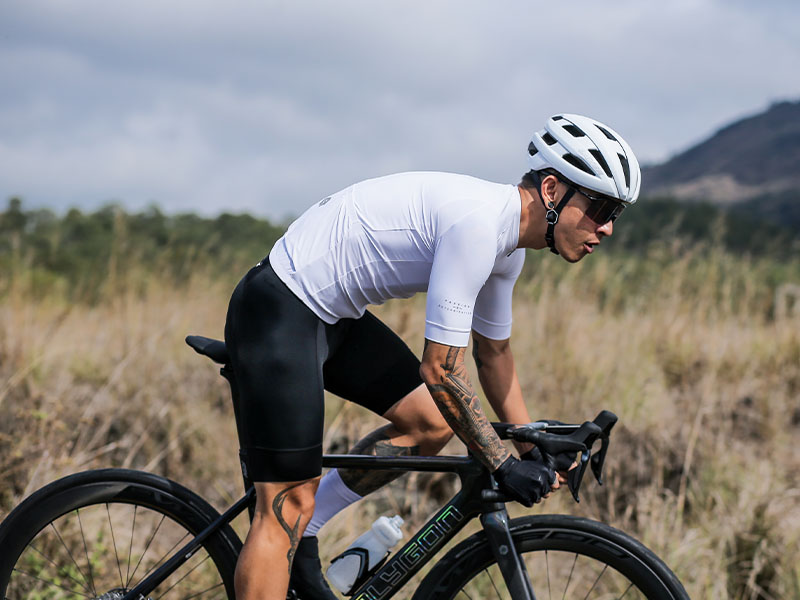 Road cyclist melaju dengan dukungan sadel sepeda balap yang nyaman Road cyclist melaju dengan dukungan sadel sepeda balap yang nyaman