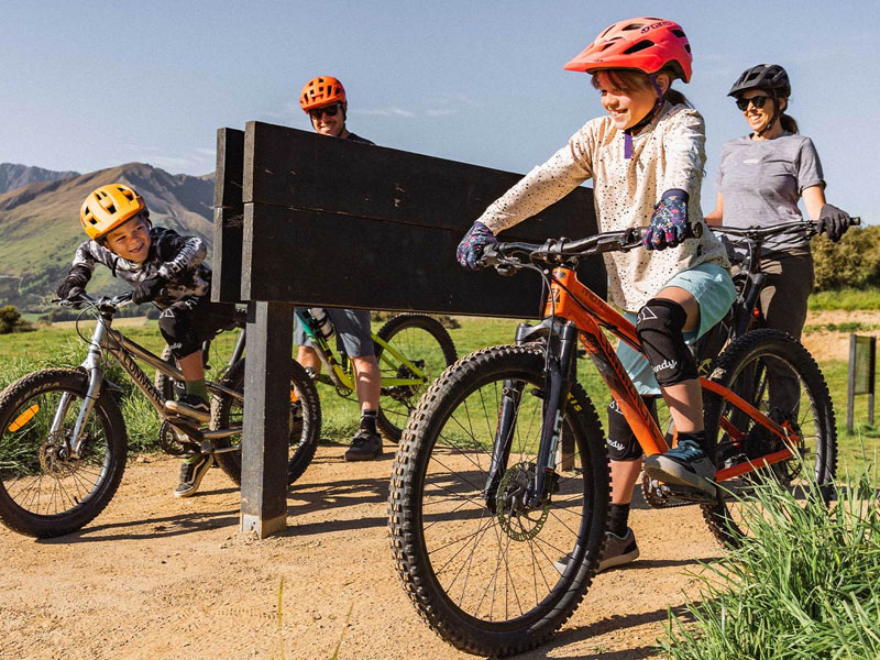Seorang anak belajar mountain biking dengan helm Seorang anak belajar mountain biking dengan helm