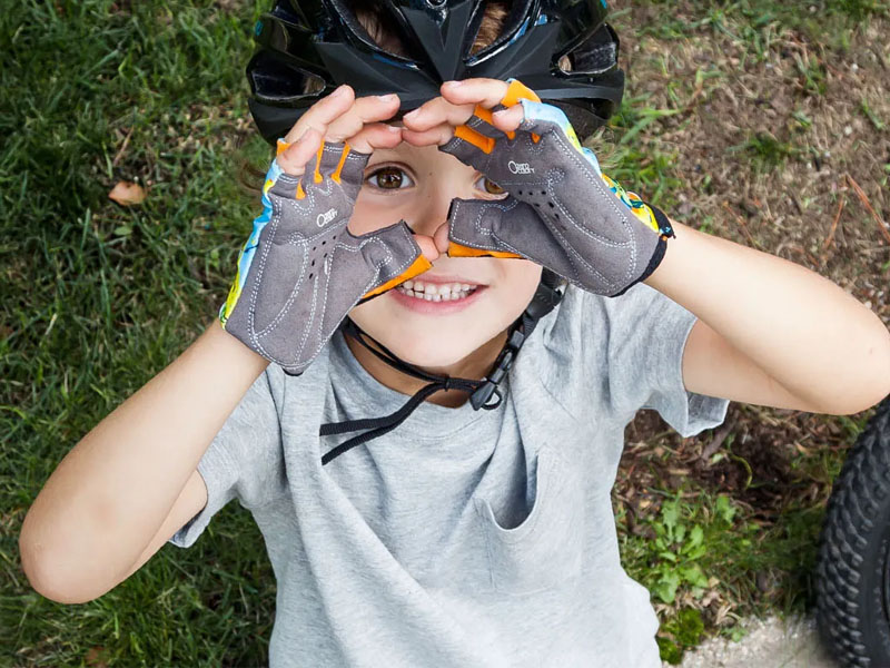 Sarung tangan jadi pelindung si kecil saat bersepeda gunung Sarung tangan jadi pelindung si kecil saat bersepeda gunung