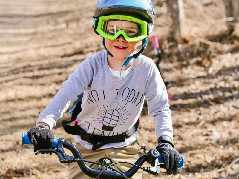 Perlengkapan keselamatan melindungi anak saat berpetualang dengan sepeda Perlengkapan keselamatan melindungi anak saat berpetualang dengan sepeda