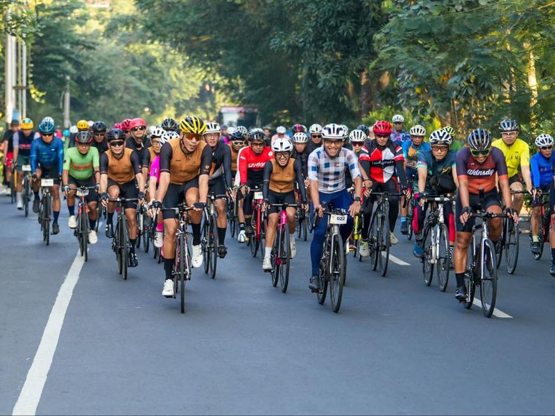 Bersepeda melewati rute-rute baru saat Imlek Bersepeda melewati rute-rute baru saat Imlek