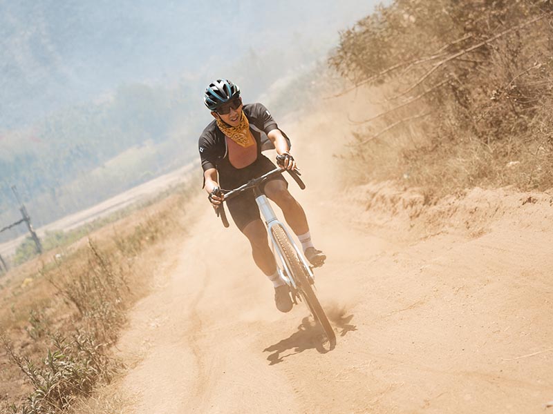 Kacamata sepeda melindungi mata dari debu dan partikel kecil Kacamata sepeda melindungi mata dari debu dan partikel kecil