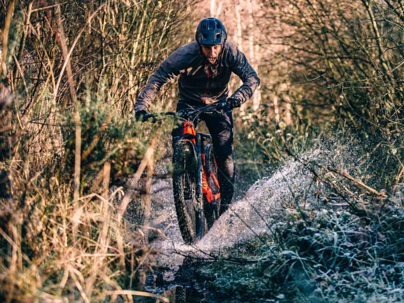Sepeda gunung melewati jalur basah dan genangan air Sepeda gunung melewati jalur basah dan genangan air