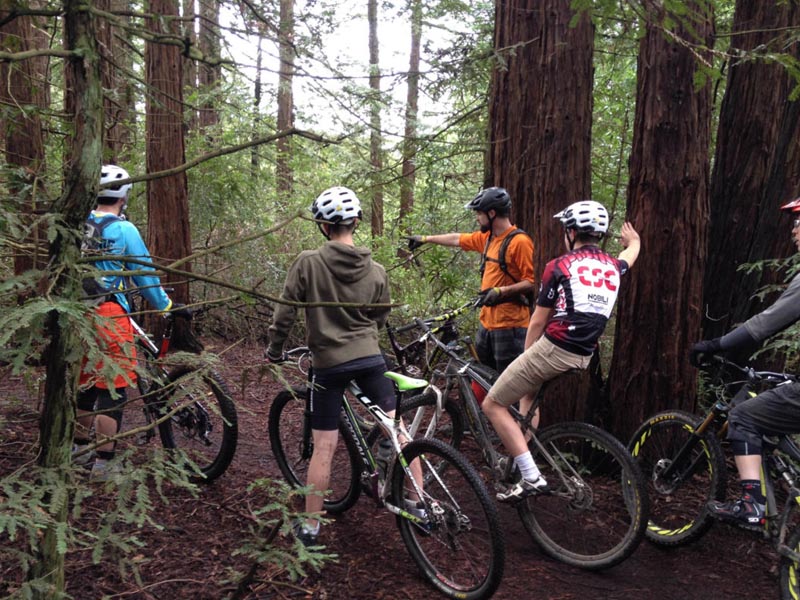 Pesepeda gunung menikmati perjalanan di musim hujan bersama Pesepeda gunung menikmati perjalanan di musim hujan bersama