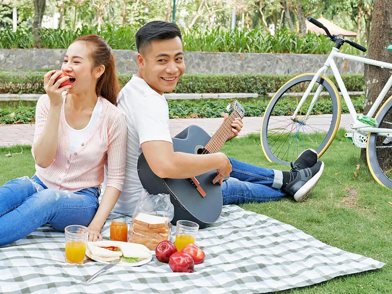 Pasangan piknik romantis setelah bersepeda Pasangan piknik romantis setelah bersepeda