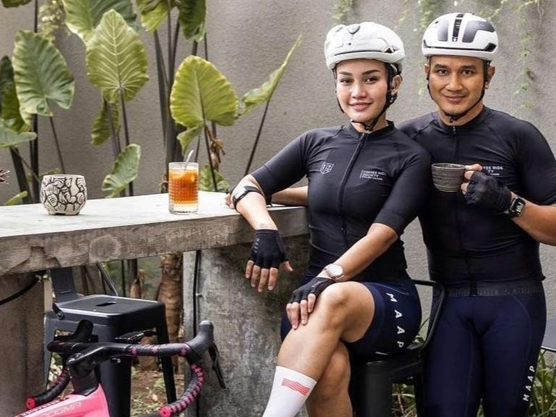 Couple brunch date di Cafe setelah gowes Couple brunch date di Cafe setelah gowes
