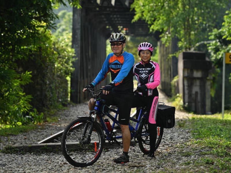 Pasangan bersepeda dengan sepeda tandem Pasangan bersepeda dengan sepeda tandem