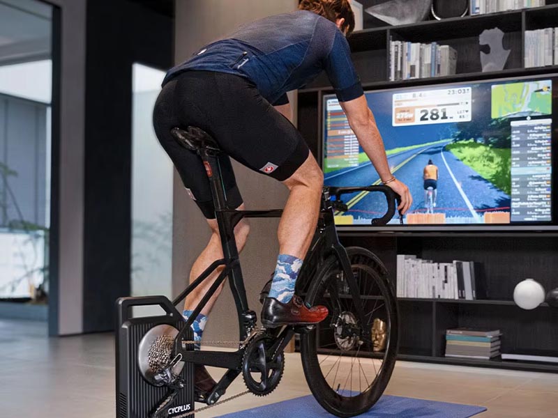 Cyclist sedang melakukan virtual bike challenge Cyclist sedang melakukan virtual bike challenge