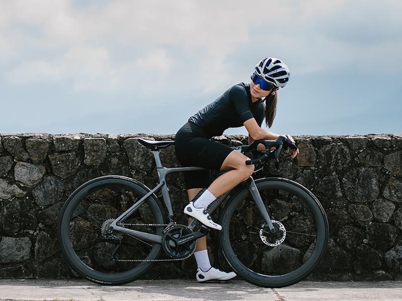 Seorang cyclist memakai outfit sepeda baru dengan penuh gaya Seorang cyclist memakai outfit sepeda baru dengan penuh gaya