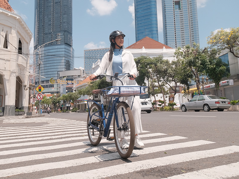 Seorang cyclist bersepeda santai dengan sepeda listrik di dalam kota Seorang cyclist bersepeda santai dengan sepeda listrik di dalam kota