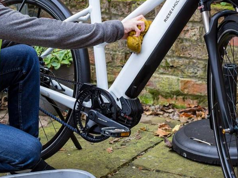 Membersihkan sepeda listrik dengan hati-hati Membersihkan sepeda listrik dengan hati-hati