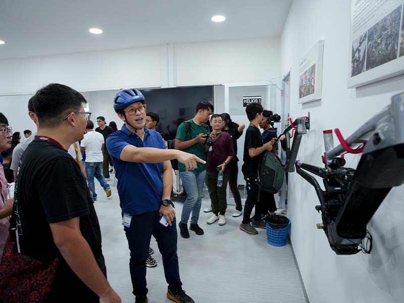 1-3 Peserta melihat Sepeda-Sepeda Polygon 1-3 Peserta melihat Sepeda-Sepeda Polygon