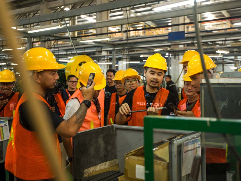 1-4 Peserta melihat proses pembuatan Sepeda Polygon 1-4 Peserta melihat proses pembuatan Sepeda Polygon