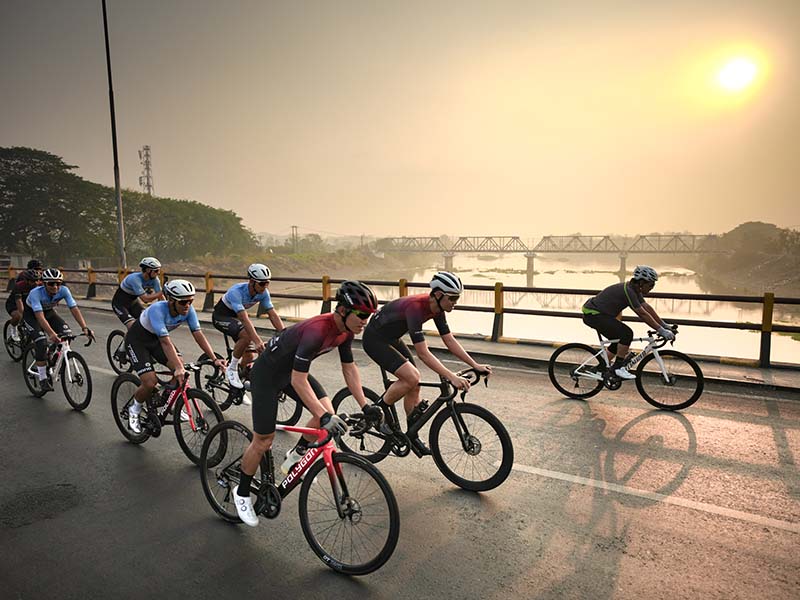 2-1 Team Terengganu memimpin iringan sepeda 2-1 Team Terengganu memimpin iringan sepeda