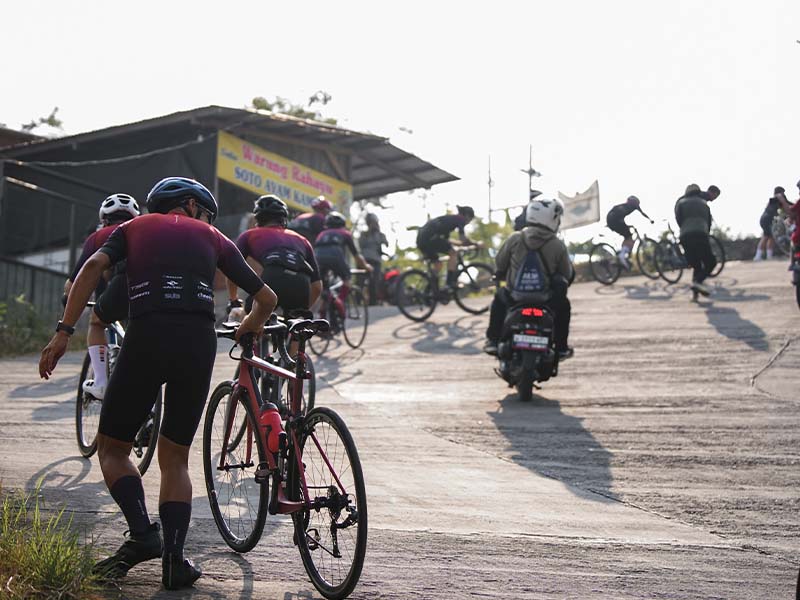 2-4 Peserta menuntun sepeda di tanjakan ekstrem pertama 2-4 Peserta menuntun sepeda di tanjakan ekstrem pertama