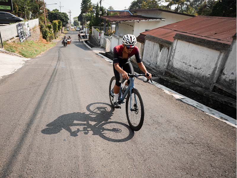 2-5 Salah satu peserta sedang berjuang menaklukkan tanjakan Jerapah di Tretes, Pasuruan 2-5 Salah satu peserta sedang berjuang menaklukkan tanjakan Jerapah di Tretes, Pasuruan