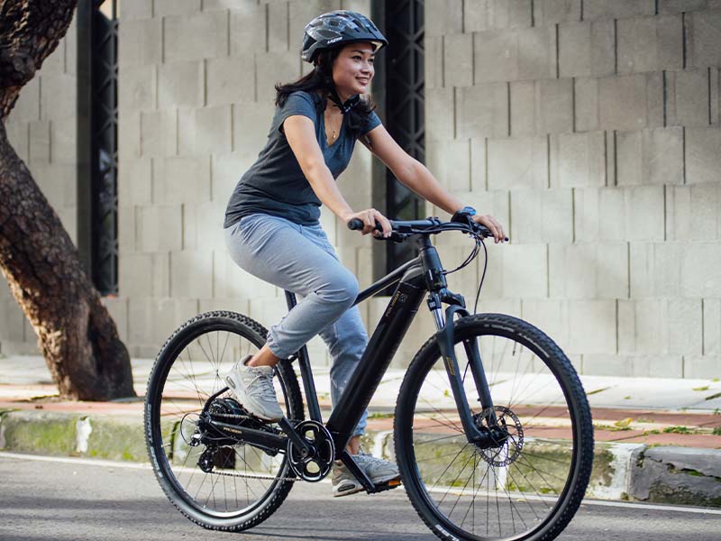 Sepeda listrik hybrid digunakan komuter di dalam kota Sepeda listrik hybrid digunakan komuter di dalam kota