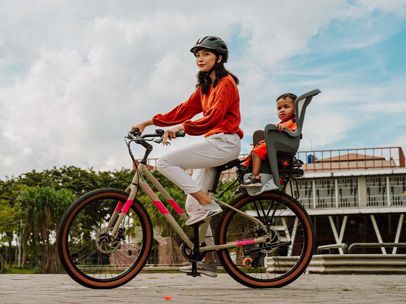 Sepeda listrik Polygon Kalosi Cruise digunakan membonceng anak Sepeda listrik Polygon Kalosi Cruise digunakan membonceng anak