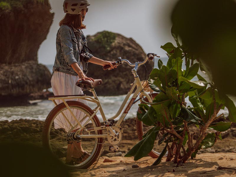 mengendarai sepeda perkotaan wanita mengendarai sepeda perkotaan wanita
