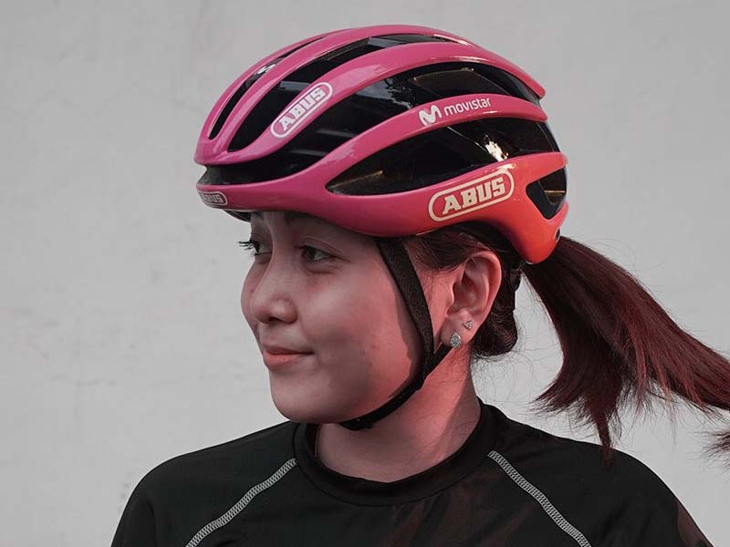 Helm sepeda Abus warna merah muda Helm sepeda Abus warna merah muda