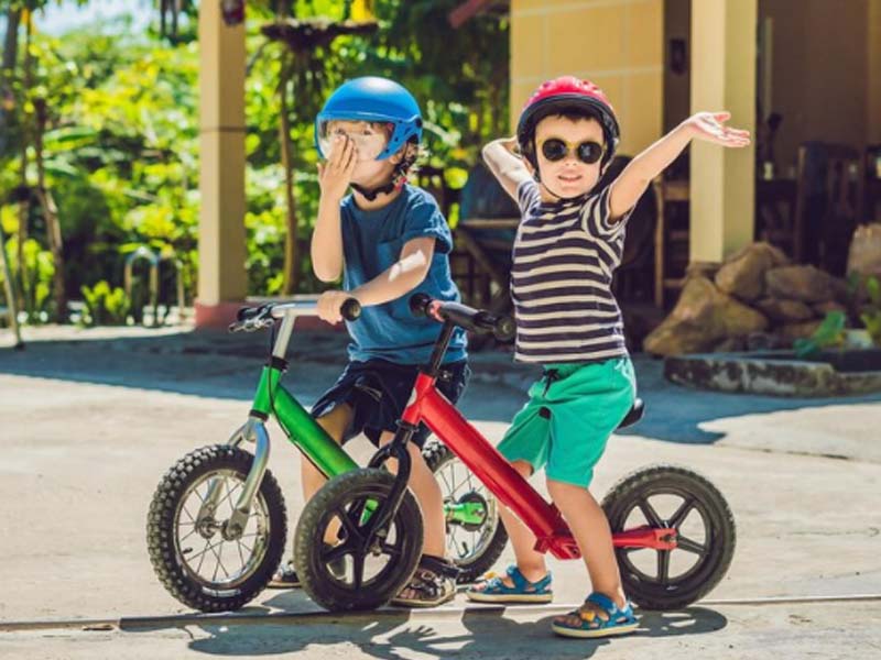 Si Kecil menikmati petualangan seru bersama teman Si Kecil menikmati petualangan seru bersama teman