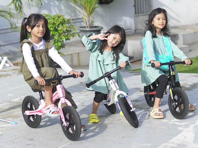 Si Kecil dengan berbeda usia mengendarai Balance Bike Si Kecil dengan berbeda usia mengendarai Balance Bike