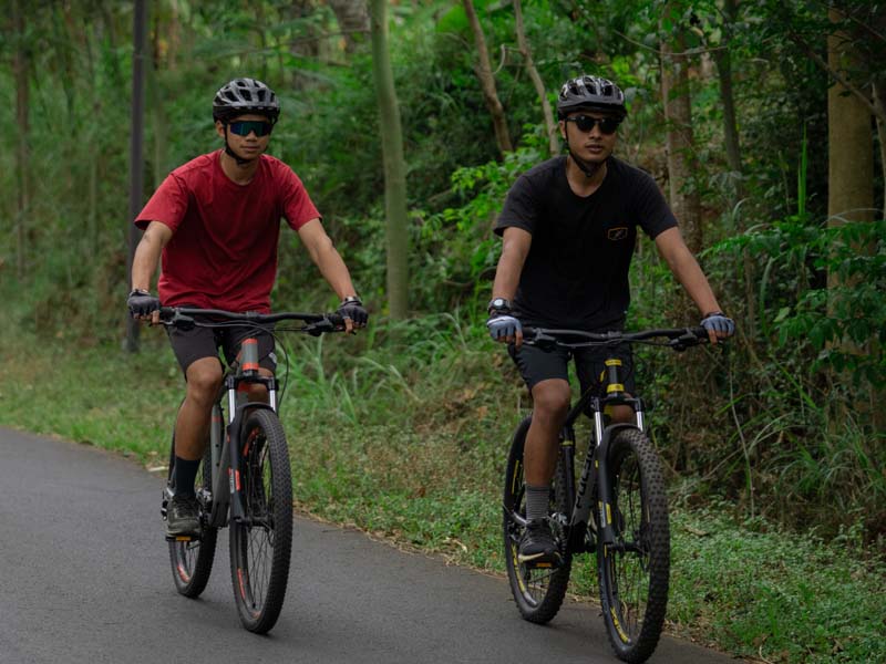 Pesepeda menikmati bersepeda gunung santai di kompleks Pesepeda menikmati bersepeda gunung santai di kompleks