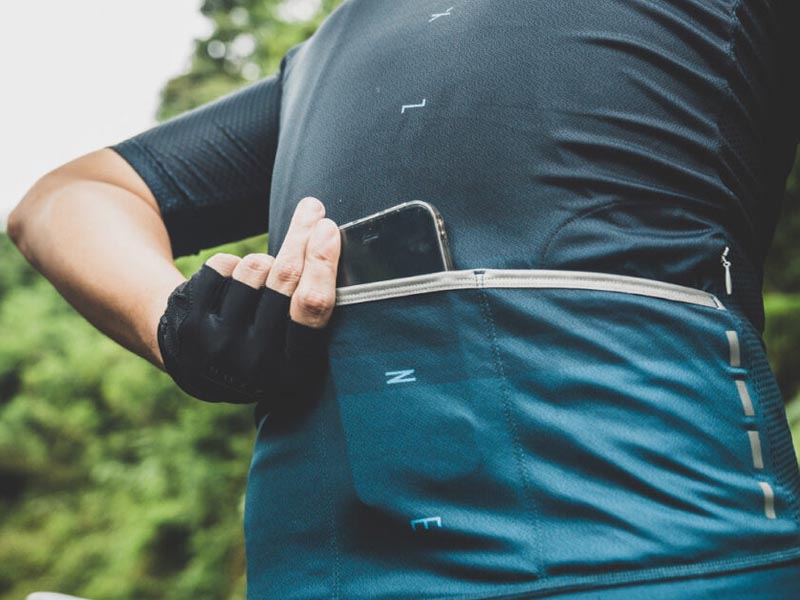 Fitur kantong pada jersey sepeda MTB Fitur kantong pada jersey sepeda MTB