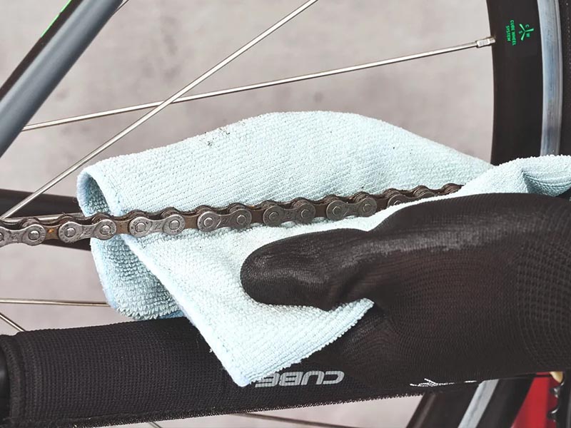 Membersihkan Degreaser yang Berlebihan Membersihkan Degreaser yang Berlebihan