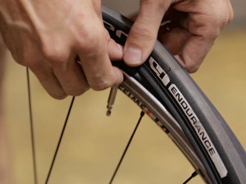 2. Melepas Ban Dalam Sepeda 2. Melepas Ban Dalam Sepeda