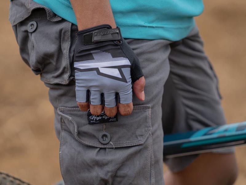 Menggunakan Sarung Tangan Sepeda Menggunakan Sarung Tangan Sepeda