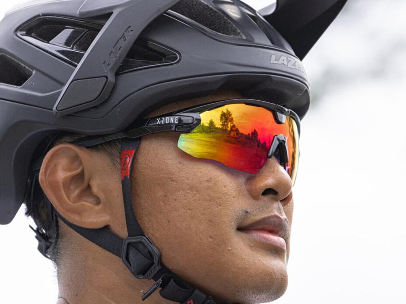 Mengunakan Kacamata Sepeda Mengunakan Kacamata Sepeda