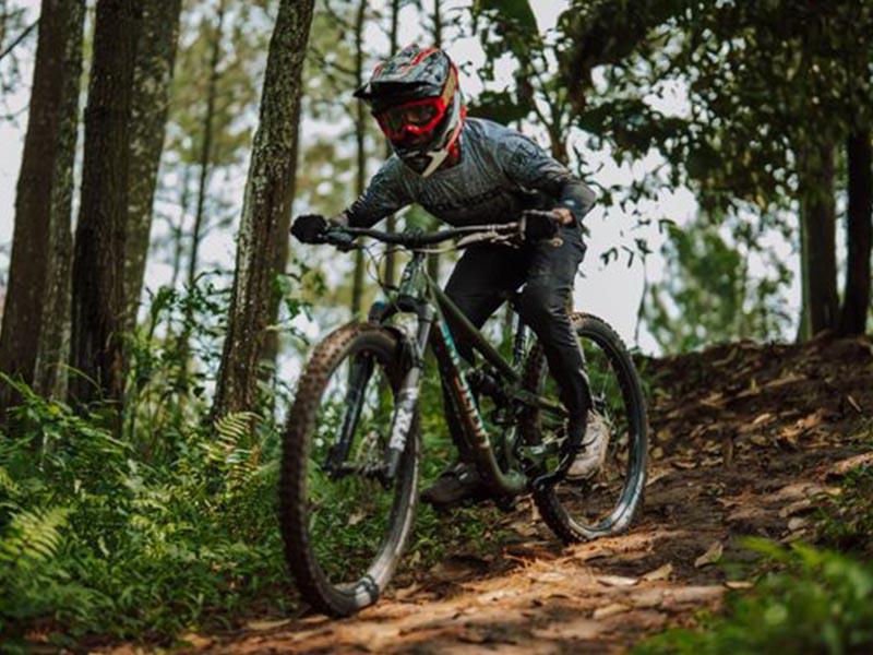 Bersepeda gunung menggunakan helm fullface Bersepeda gunung menggunakan helm fullface
