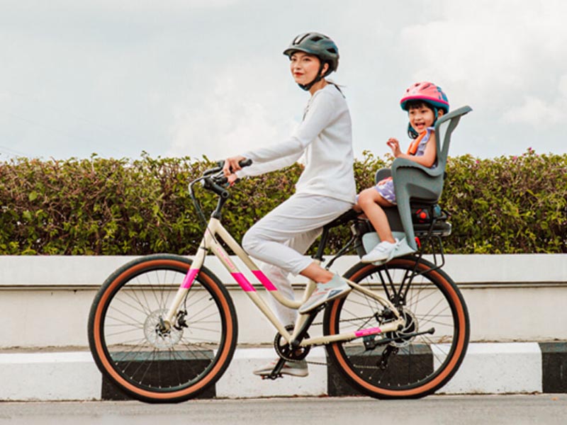 Bersepeda menggunakan baby carrier Bersepeda menggunakan baby carrier