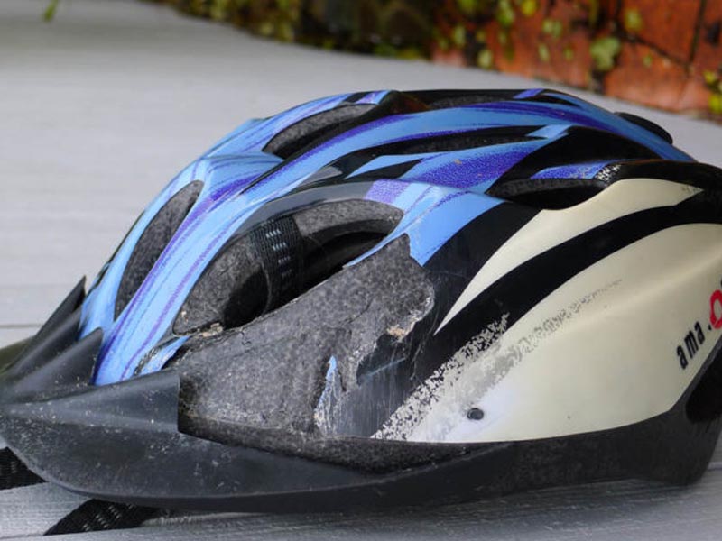 Kerusakan fisik pada helm sepeda Kerusakan fisik pada helm sepeda