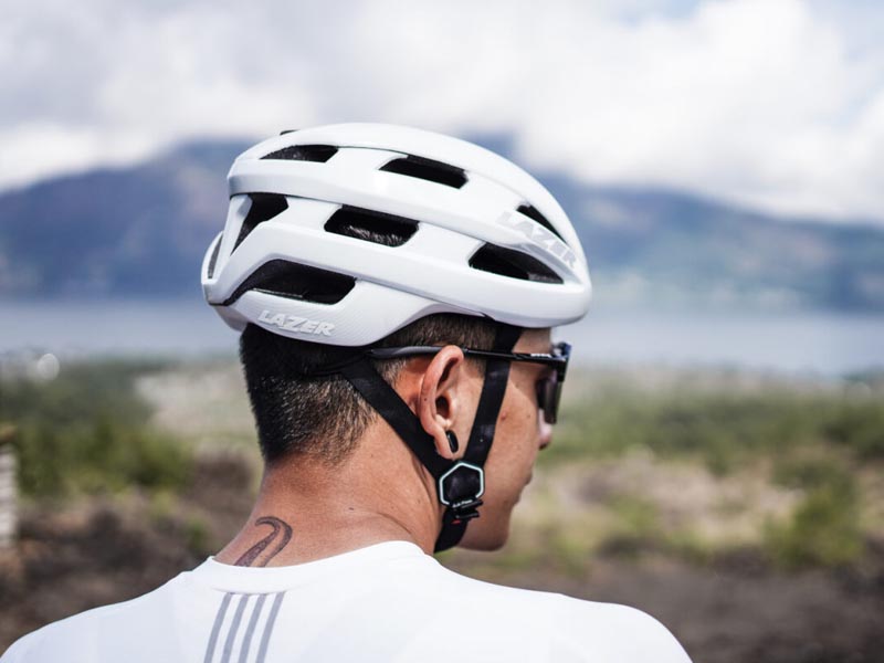 Memperhatikan kondisi helm Memperhatikan kondisi helm