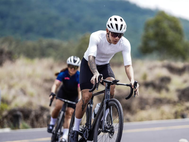 Bersepeda bersama menggunakan helm Bersepeda bersama menggunakan helm