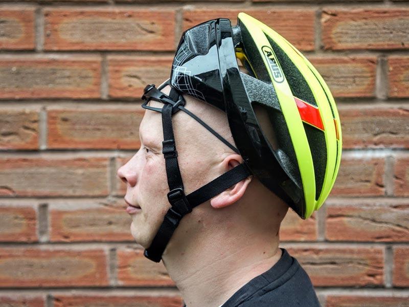 Menggunakan helm yang tidak pas Menggunakan helm yang tidak pas