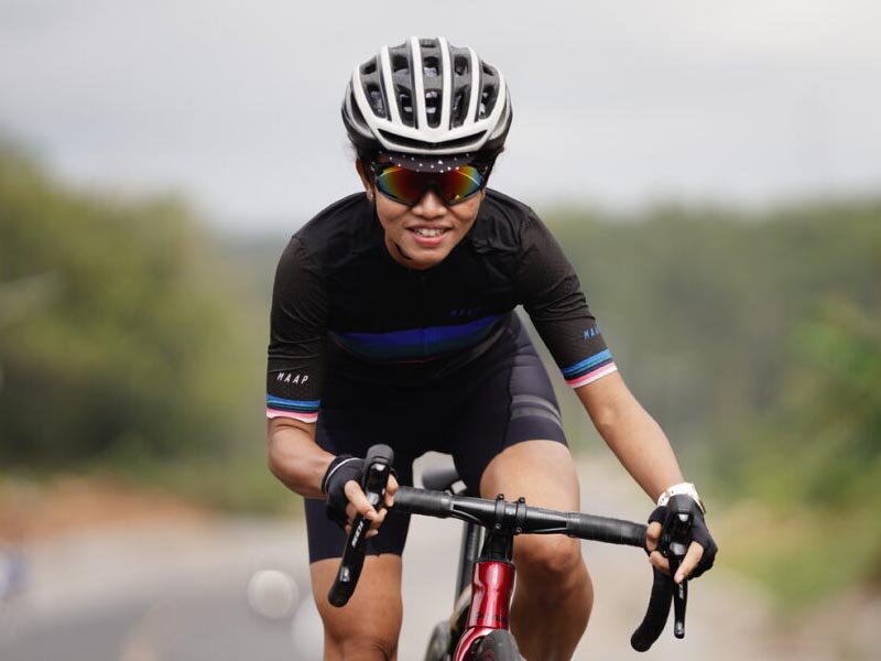 Bersepeda menggunakan helm Bersepeda menggunakan helm