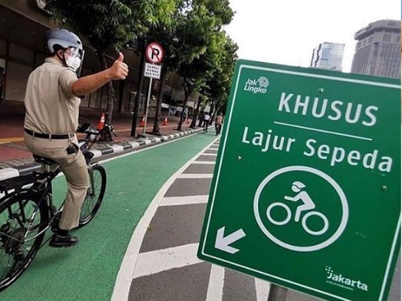 Sepeda listrik nyaman dan praktis untuk melewati kemacetan di jalan Sepeda listrik nyaman dan praktis untuk melewati kemacetan di jalan