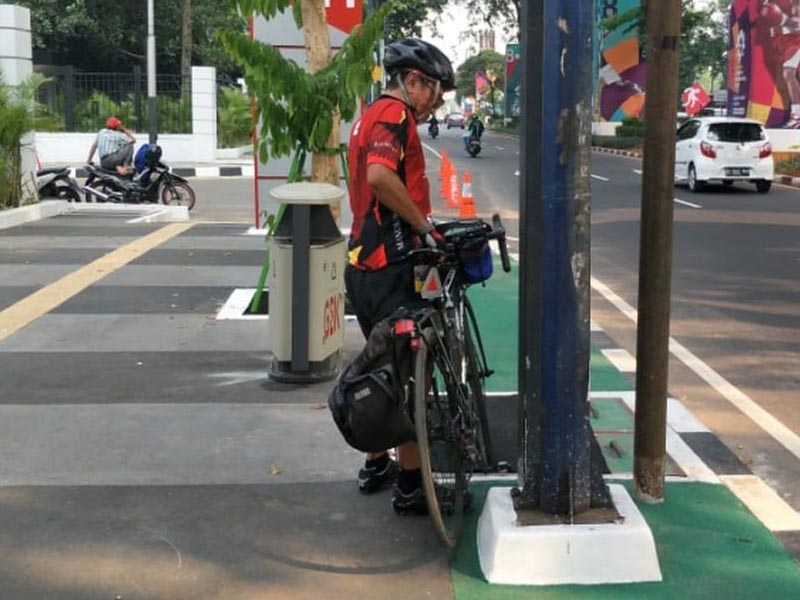 Cyclist bisa menggunakan sepedanya di trotoar Cyclist bisa menggunakan sepedanya di trotoar