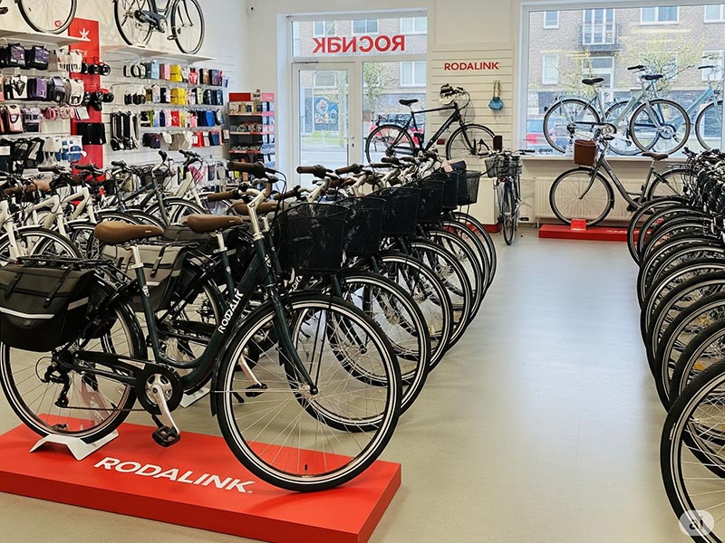 Display sepeda wanita di dalam toko sepeda Display sepeda wanita di dalam toko sepeda