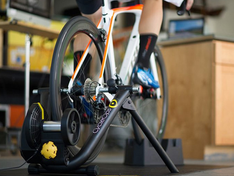 Latihan dengan indoor classic bike trainer Latihan dengan indoor classic bike trainer