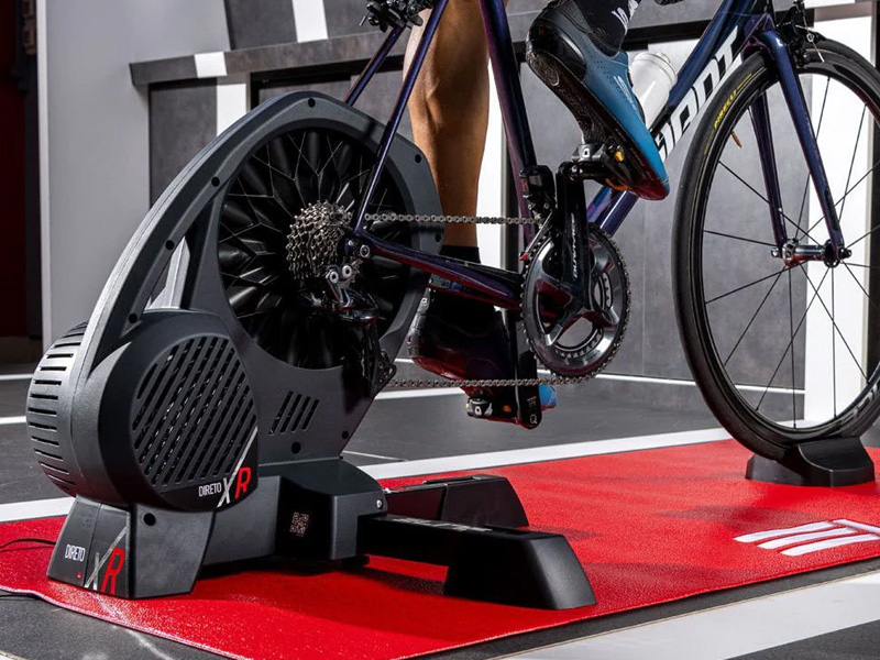 Latihan dengan smart indoor trainer Latihan dengan smart indoor trainer