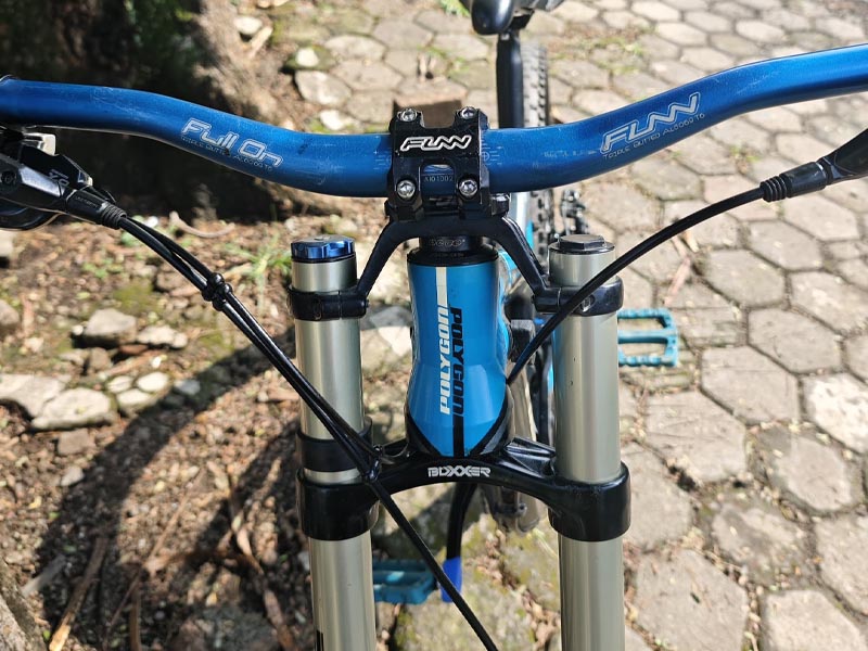 Handlebar sepeda downhill bekas yang masih bagus Handlebar sepeda downhill bekas yang masih bagus