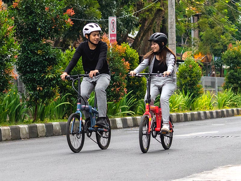Seorang cyclist bersepeda menggunakan sepeda lipat dari toko sepeda rodalink Seorang cyclist bersepeda menggunakan sepeda lipat dari toko sepeda rodalink